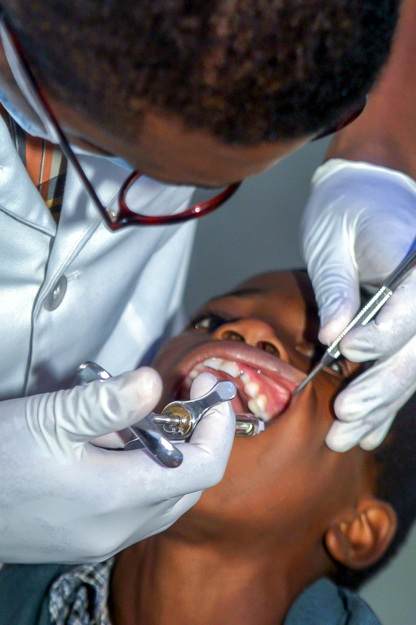 Dentiste soignant un patient au Cabinet KonéSmile, Abidjan